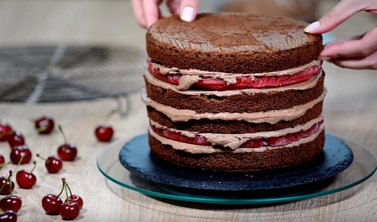 Nous recueillons le gâteau, en alternant les couches.