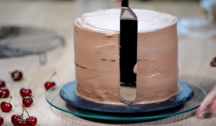 Enduisez les côtés et le dessus du gâteau avec de la crème.