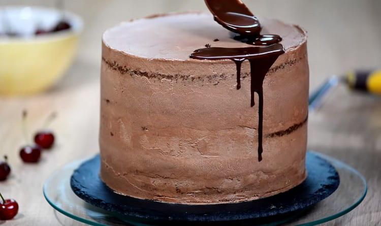 Ganache make chocolate drips on the sides of the cake.