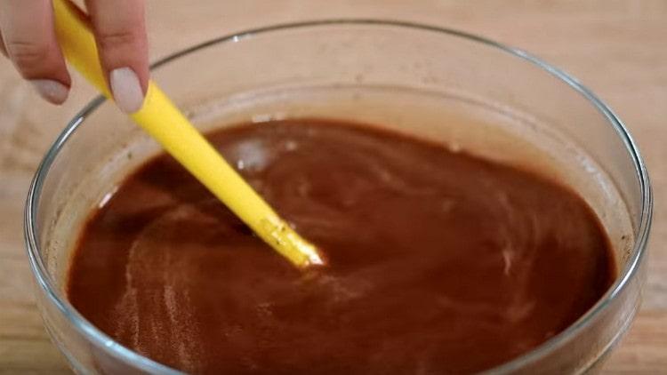 Mix the chocolate mass until smooth.