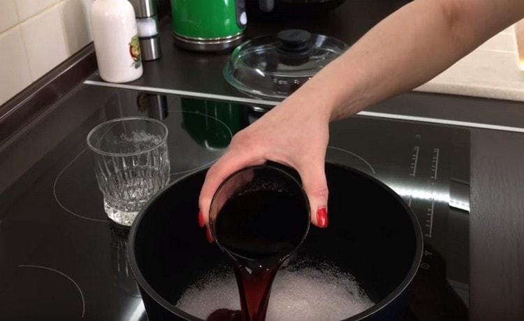 Pour préparer l'imprégnation, nous combinons du vin rouge et du sucre.
