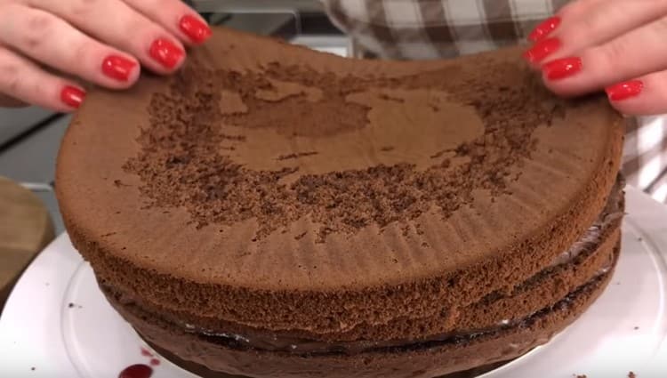 Le dernier gâteau est déposé sur le gâteau avec le côté trempé vers l’intérieur.