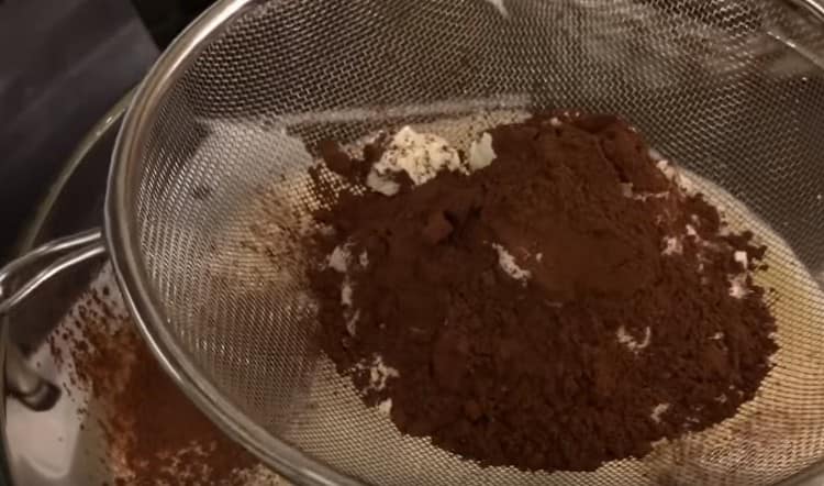 Tamiser la farine et le cacao dans la masse d’œufs.