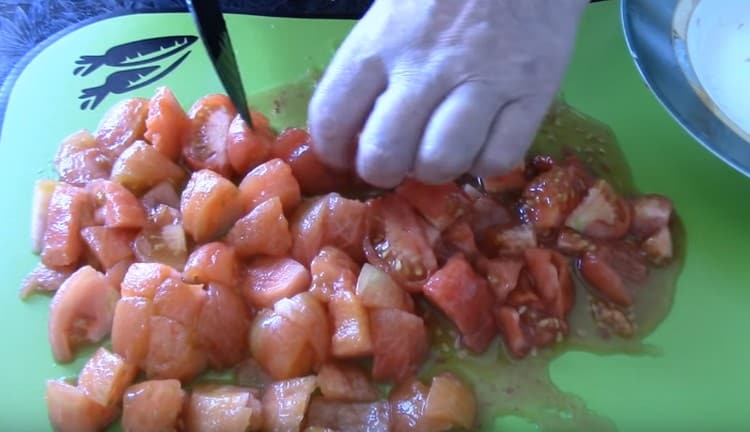 Cut peeled tomatoes into pieces.