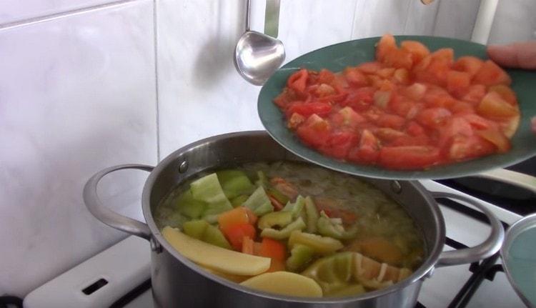 Всички нарязани зеленчуци се изпращат в бульона.