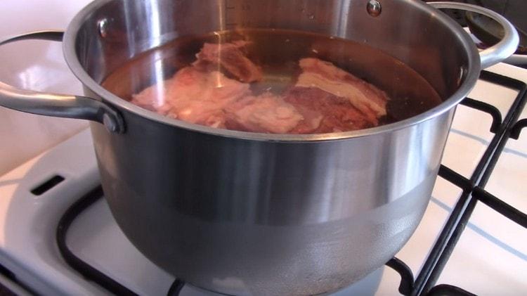 Mettez les côtes dans une casserole. verser de l'eau et cuire jusqu'à tendreté.