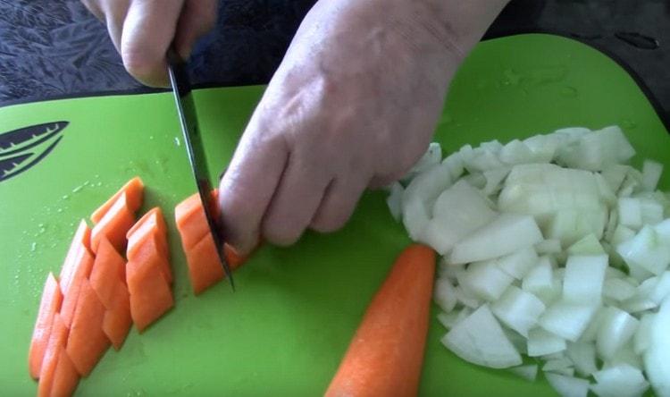 Cortar las zanahorias en trozos bastante grandes.