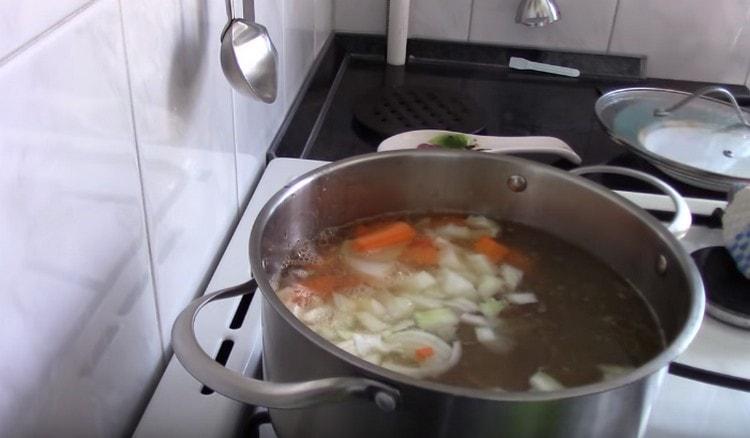 We spread the vegetables in a pan with broth.