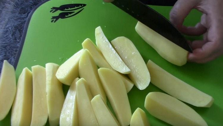 We chop peeled potatoes in large pieces.