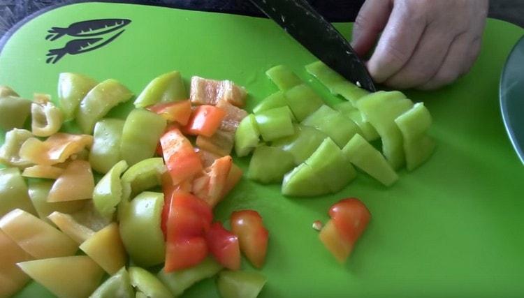 Cut the bell peppers into pieces.
