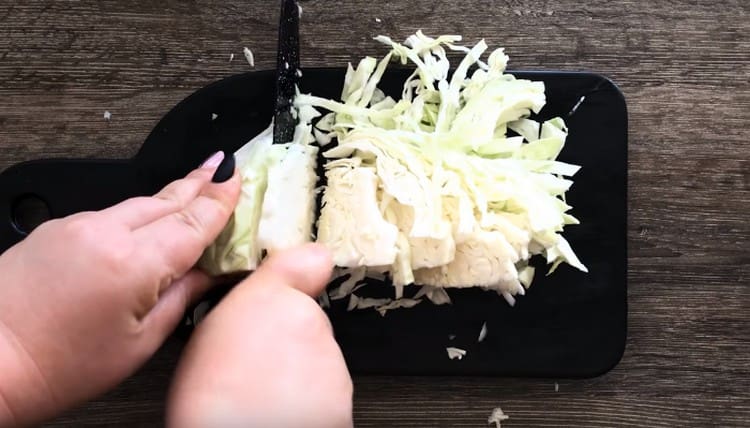 Chop the cabbage into thin strips.