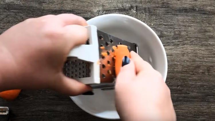 Rub the carrots on a grater.