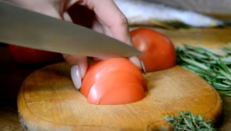 Cortar el tomate en rodajas.