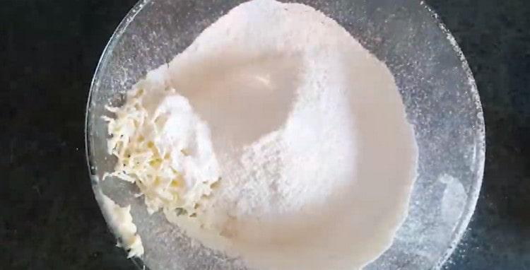 Tamizar la harina a la mantequilla.