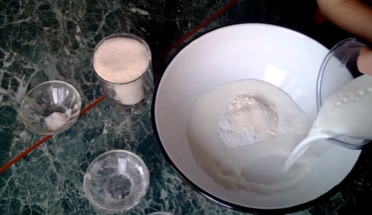 In a saucepan or bowl we combine a little milk, sugar, starch.