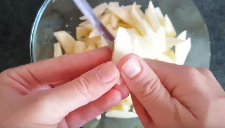 Peel the apples and cut into thin slices.