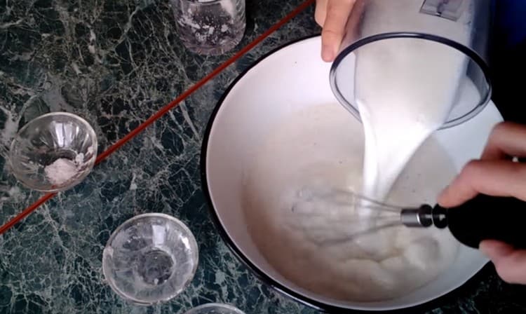 Agregue leche a la masa y mezcle.