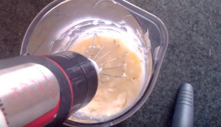 Batir la mantequilla por separado.
