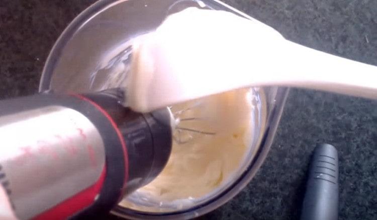 Beating the butter, in parts we introduce custard into it.