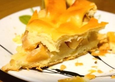 Nous préparons une tarte aux pommes simple et belle à partir de pâte à levure selon la recette avec une photo.