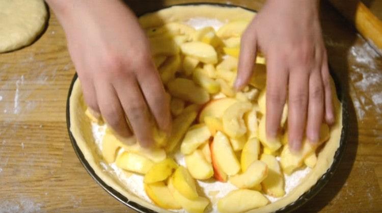 Spread apples sliced ​​in slices and evenly distribute over the dough.