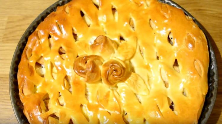 Vous pouvez faire cuire une belle tarte aux pommes à partir de pâte à levure à la maison.