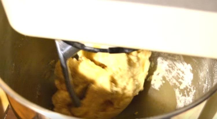 Il est très pratique de pétrir la pâte avec un robot culinaire.