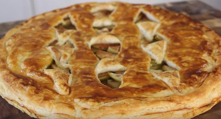 Comme vous pouvez le constater, une telle tarte aux pommes à partir de pâte feuilletée peut être préparée même par quelqu'un qui n'a aucune compétence culinaire.