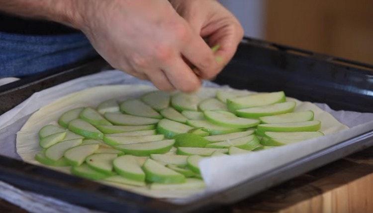 We lay apples on top of the dough, retreating a few centimeters from the edge.