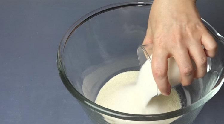 Dans un bol, mélanger la semoule avec le sucre.