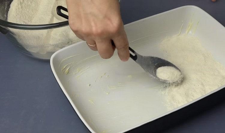 Sprinkle the bottom of the greased form with the previously prepared dry mixture.