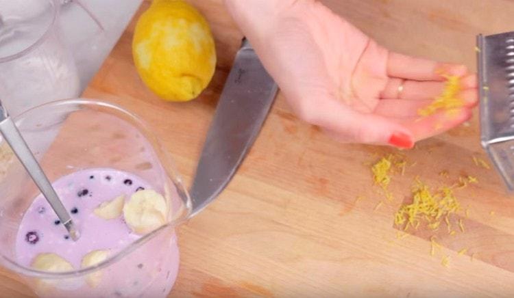 Frottez un peu de zeste de citron sur une râpe et envoyez-le également dans le bol.