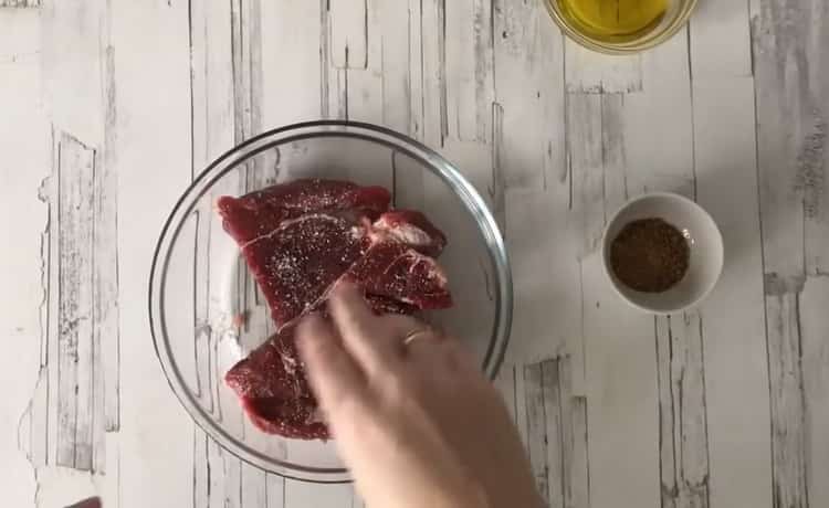 Pour cuisiner une entrecôte de boeuf, préparez de la viande