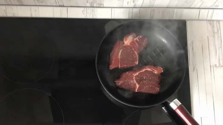 Pour cuire une entrecôte de bœuf, faites chauffer la poêle