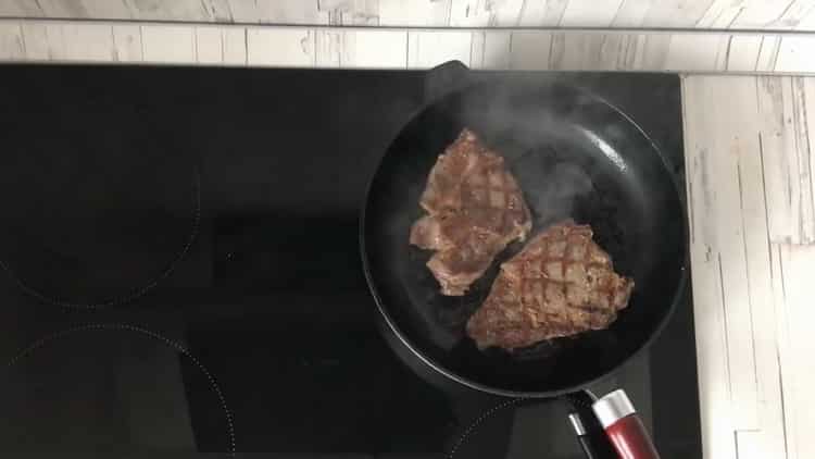 Steak de boeuf avec une recette étape par étape avec photo