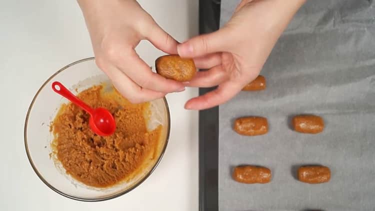 Para hacer galletas de maní, coloque la masa en un molde