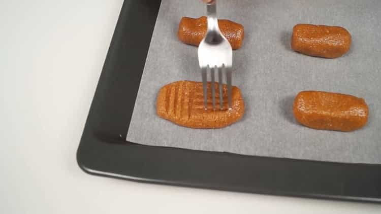 Para hacer galletas de maní, haga una muesca en la masa con un tenedor