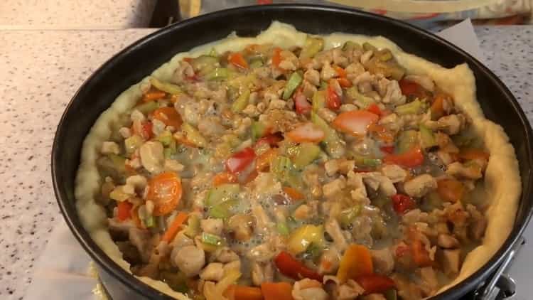 Para hacer el pastel de la abuela, ponga el relleno sobre la masa