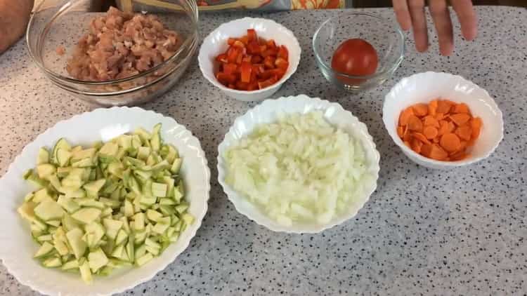 Para hacer el pastel de la abuela, prepara los ingredientes.