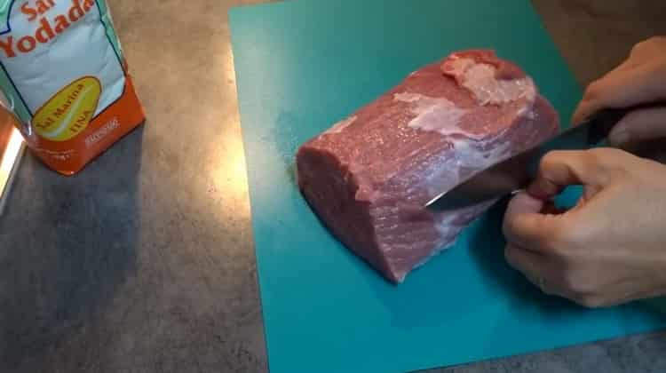 Para cocinar carne de res basturma, prepare la carne