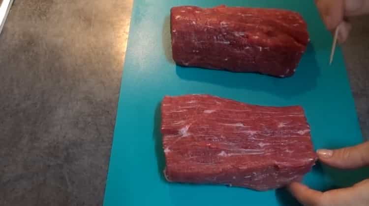 Para cocinar carne de res basturma, pelar la carne