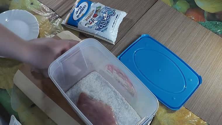 Para hacer basturma de pechuga de pollo, prepare un recipiente