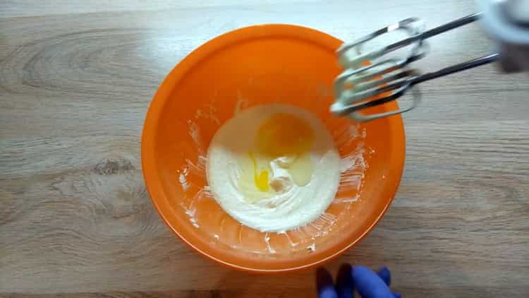Ajoutez des œufs aux biscuits sans gluten.