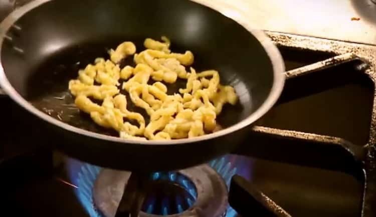 Stroganoff de bœuf au poulet selon une recette étape par étape avec photo