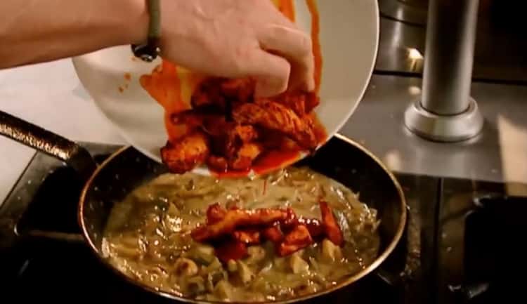 Om stroganoff kippenvlees te bereiden, combineer je groenten en vlees