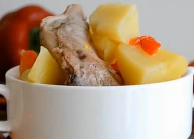 Conejo con papas en una olla de cocción lenta: un plato delicado y sabroso