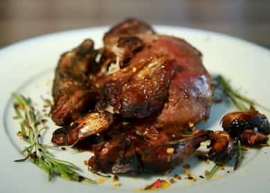 Conejo con papas en una olla de cocción lenta: una receta para tamizar de un famoso chef francés