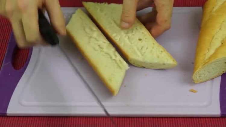 Da biste napravili sendviče s avokadom i crvenom ribom, izrežite kruh