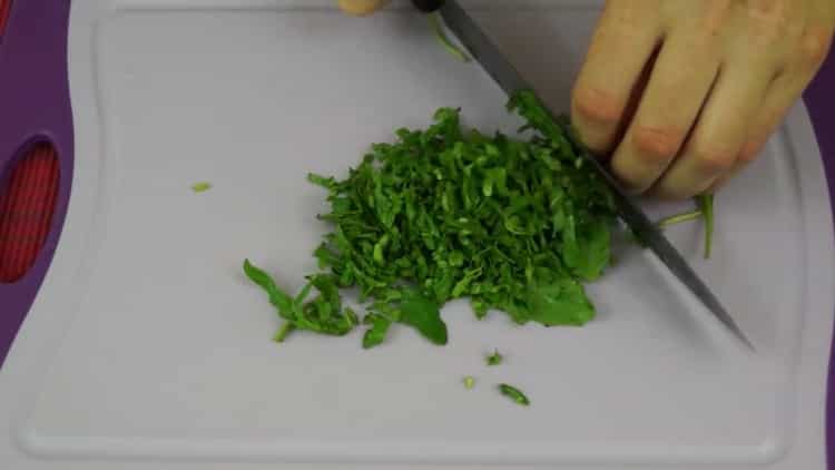 Da biste napravili sendviče s avokadom i crvenom ribom, izrežite zelje