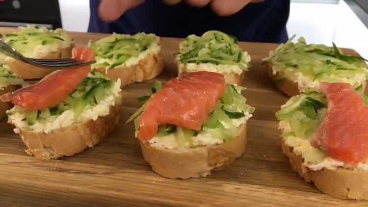 Pour faire des sandwichs au poisson rouge, rassemblez tous les ingrédients sur une baguette